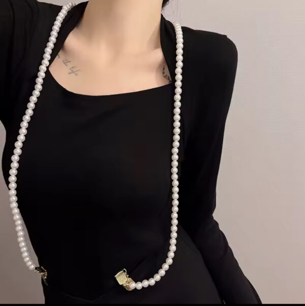 Clutching my pearls - Image 4